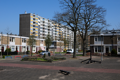 814897 Gezicht op de speelplaats tussen de Lotsydreef en de Broekhuysendreef te Utrecht, uit het zuiden, met op de ...